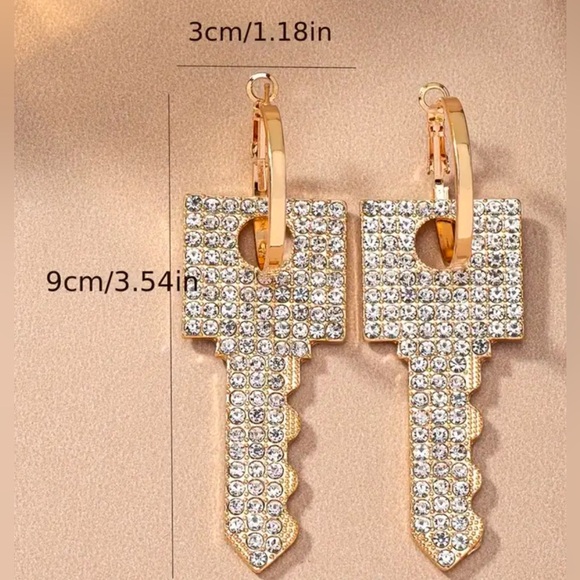 🆕 Chic Boho-Inspired Large Key Dangle Earrings with Sparkling Rhinestones - Picture 4 of 5
